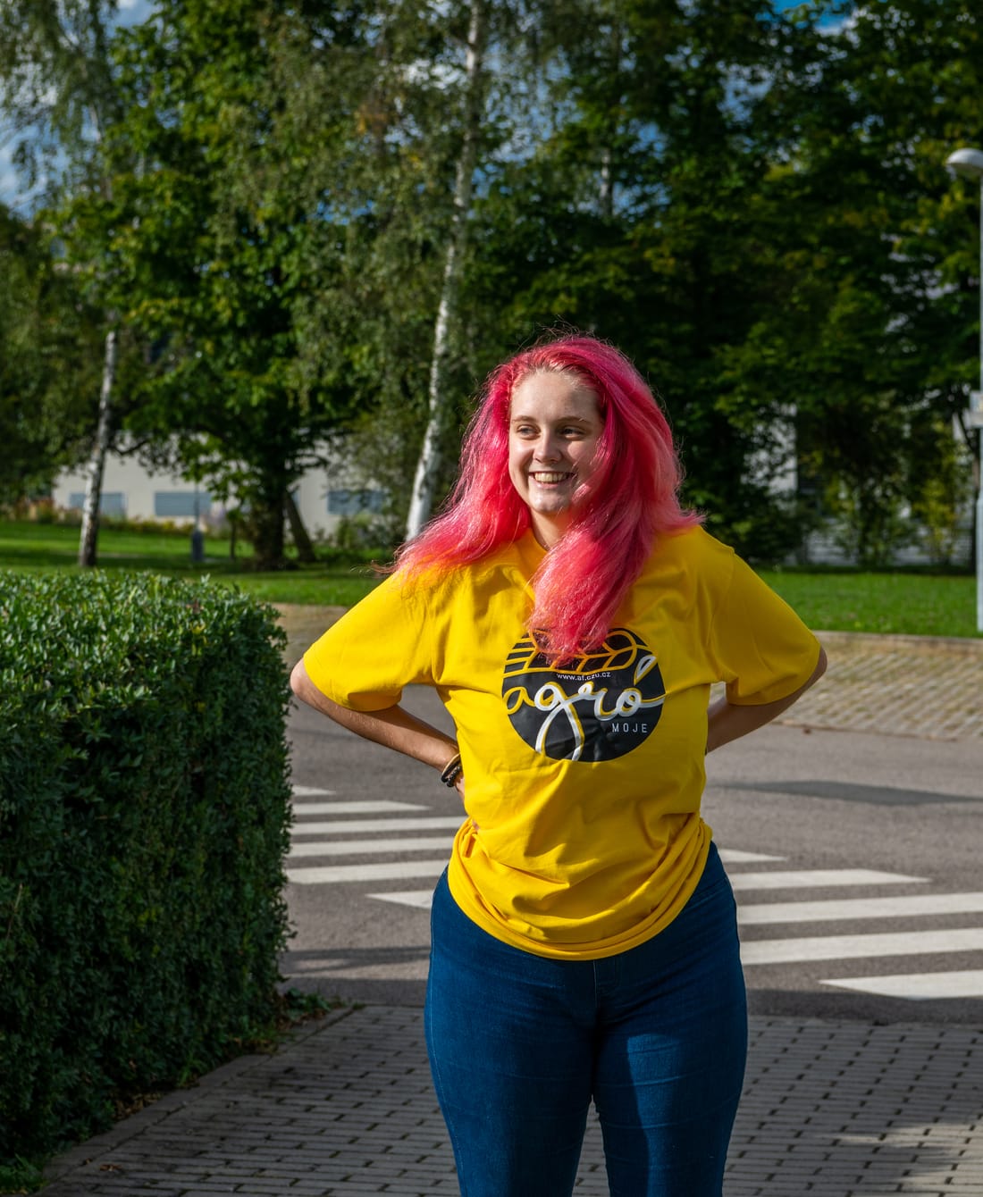 Usměvavá studentka v areálu kampusu během AgroSHOW